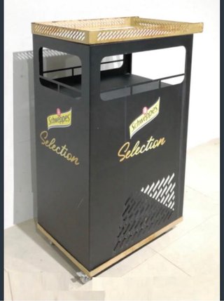 Mesa Auxiliar Schweppes Negra y Dorada