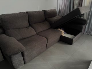 Sofá chaise longue gris extensible muy cómodo