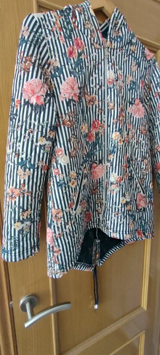Sudadera con capucha floral y rayas