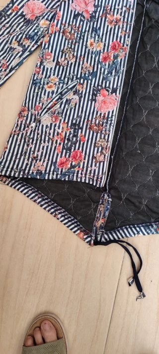 Sudadera con capucha floral y rayas