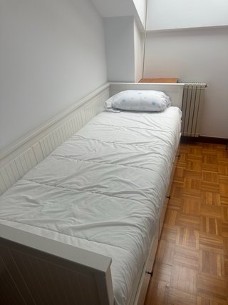 Cama individual blanca con cajones