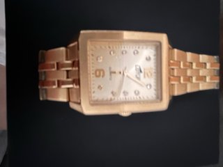 Reloj Lotus color dorado