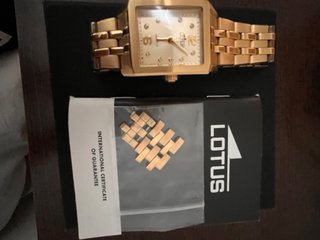 Reloj Lotus color dorado
