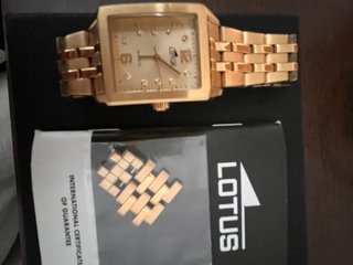 Reloj Lotus color dorado