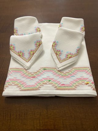 Tovaglia da tè con tovaglioli ricamati