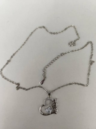 Collar de plata con corazón y mariposa