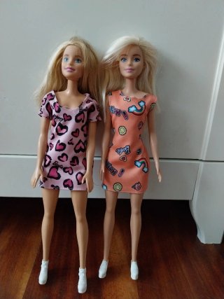 Lote 2 Barbies con vestidos y deportivas