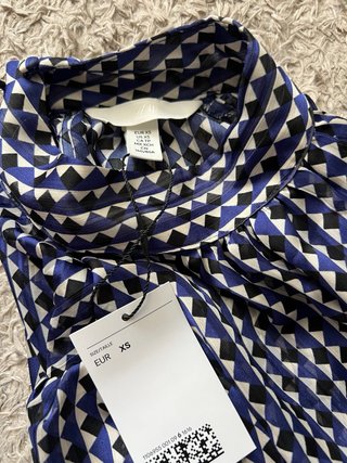 Blusa de cuello alto con estampado geométrico