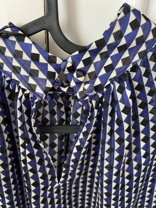 Blusa de cuello alto con estampado geométrico