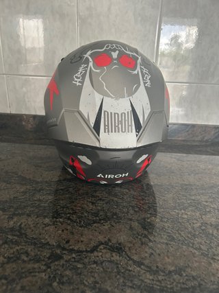Casco airoh desesperado