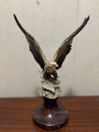 Figura Águila Coleccionista