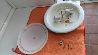 Plafón de techo de metal blanco y cristal