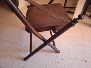 Silla de cuero y madera,