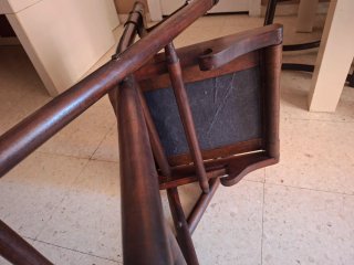 Silla de cuero y madera,