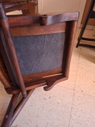 Silla de cuero y madera,