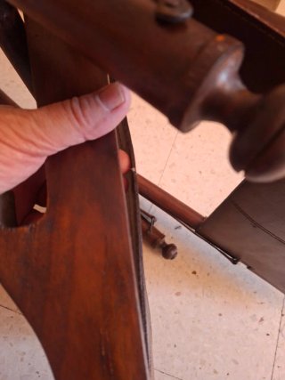 Silla de cuero y madera,