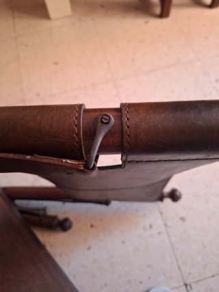 Silla de cuero y madera,