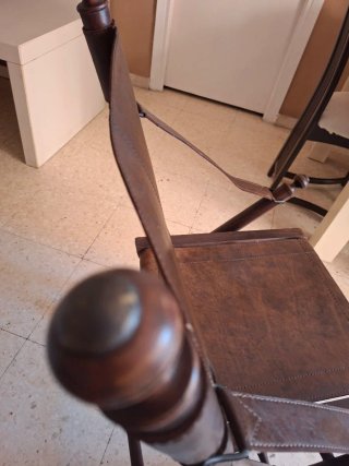 Silla de cuero y madera,