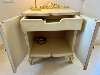 Mueble restaurado con flores y pájaros