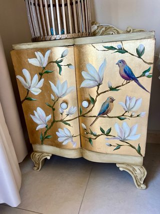 Mueble restaurado con flores y pájaros