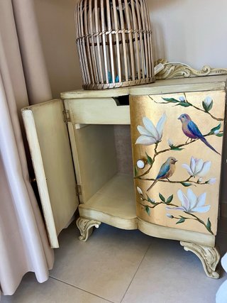 Mueble restaurado con flores y pájaros