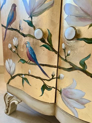 Mueble restaurado con flores y pájaros