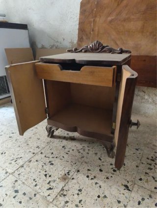 Mueble restaurado con flores y pájaros