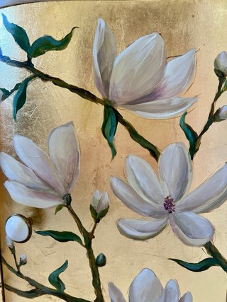 Mueble restaurado con flores y pájaros