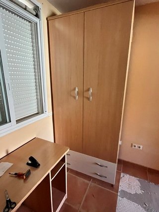 Armario y escritorio de madera