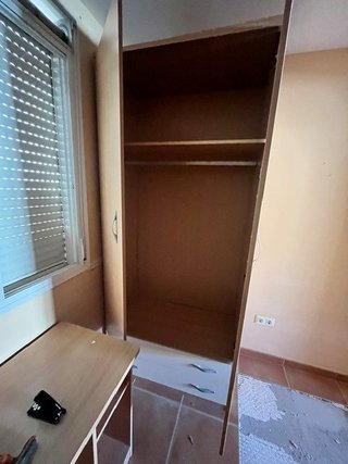 Armario y escritorio de madera