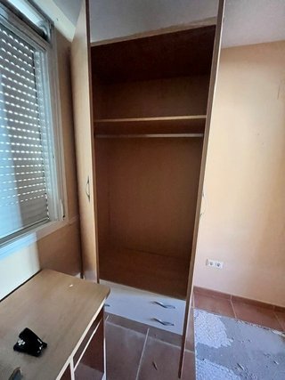 Armario y escritorio de madera