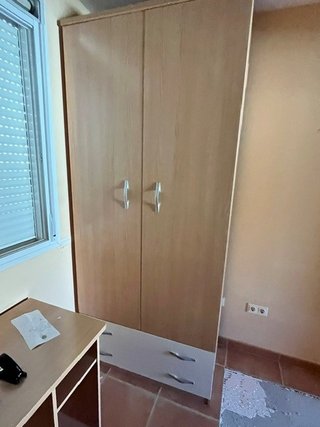 Armario y escritorio de madera