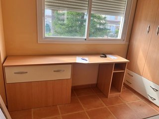 Armario y escritorio de madera