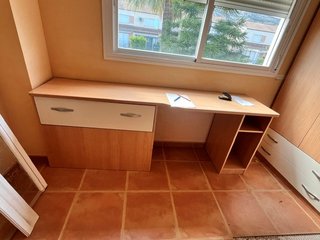 Armario y escritorio de madera
