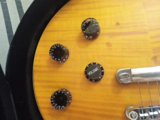 Guitarra Vintage V100 Modificada