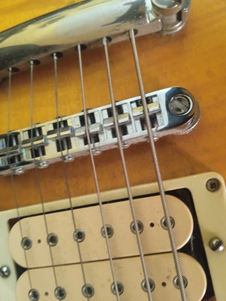 Guitarra Vintage V100 Modificada