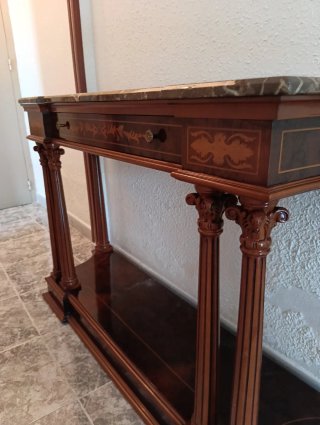 Mueble recibidor de madera y mármol