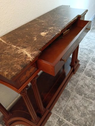 Mueble recibidor de madera y mármol