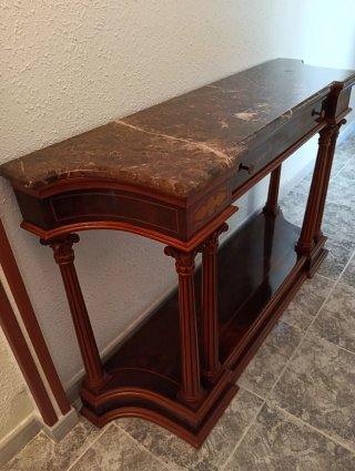 Mueble recibidor de madera y mármol