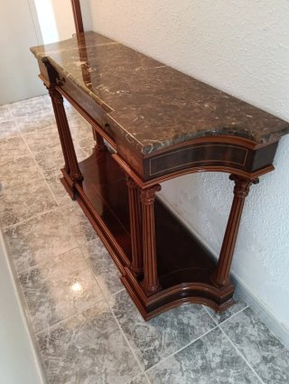 Mueble recibidor de madera y mármol