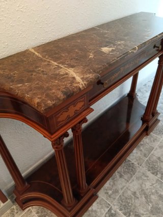 Mueble recibidor de madera y mármol