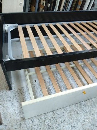 Cama con somier de madera y estructura