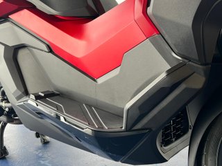 Honda ADV 350 Maxi Scooter Roja