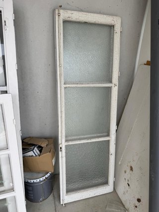 Ventana de madera con vidrio texturizado