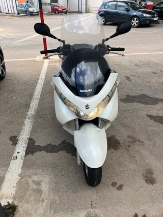 Suzuki Maxi Scooter Blanca Automática burgman 200c