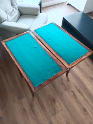 Mesa de juegos antigua de madera
