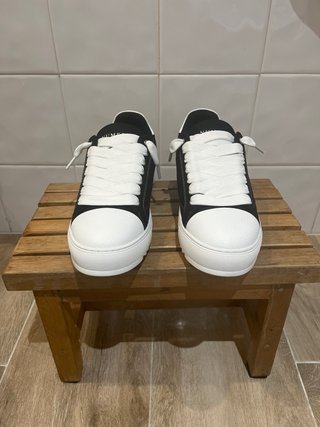 Zapatillas negras y blancas