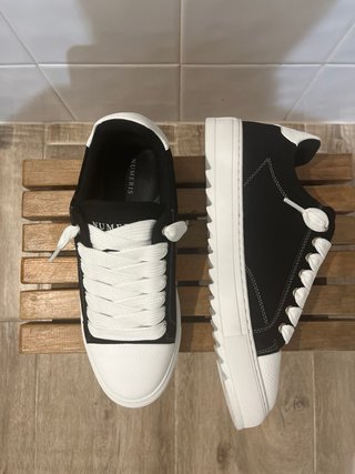 Zapatillas negras y blancas
