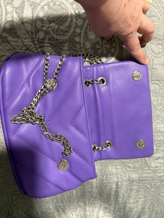 Bolso Bershka lila con cadena