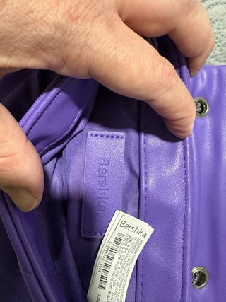 Bolso Bershka lila con cadena